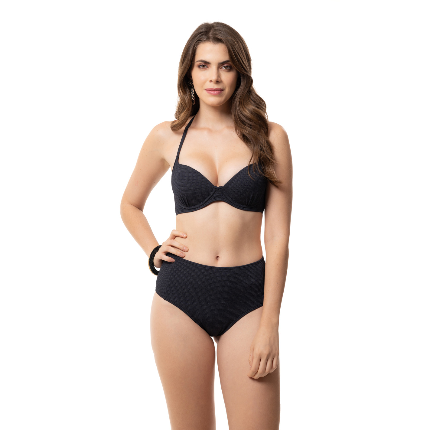 Moda praia feminina: como combinar top de biquíni e tanga com equilíbrio